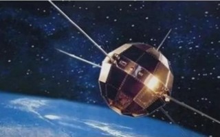 人造卫星(打一成语)，人造卫星打一成语是什么成语